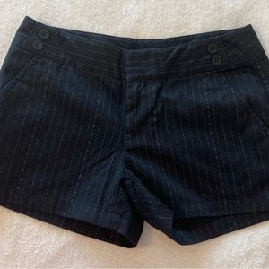 VGUC The North Face size 2 black shorts